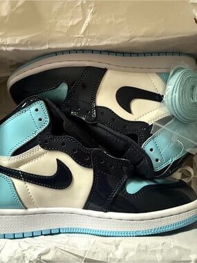 Air Jordan 1 Retro High OG "Obsidian/Blue Chill/White" - Size 5